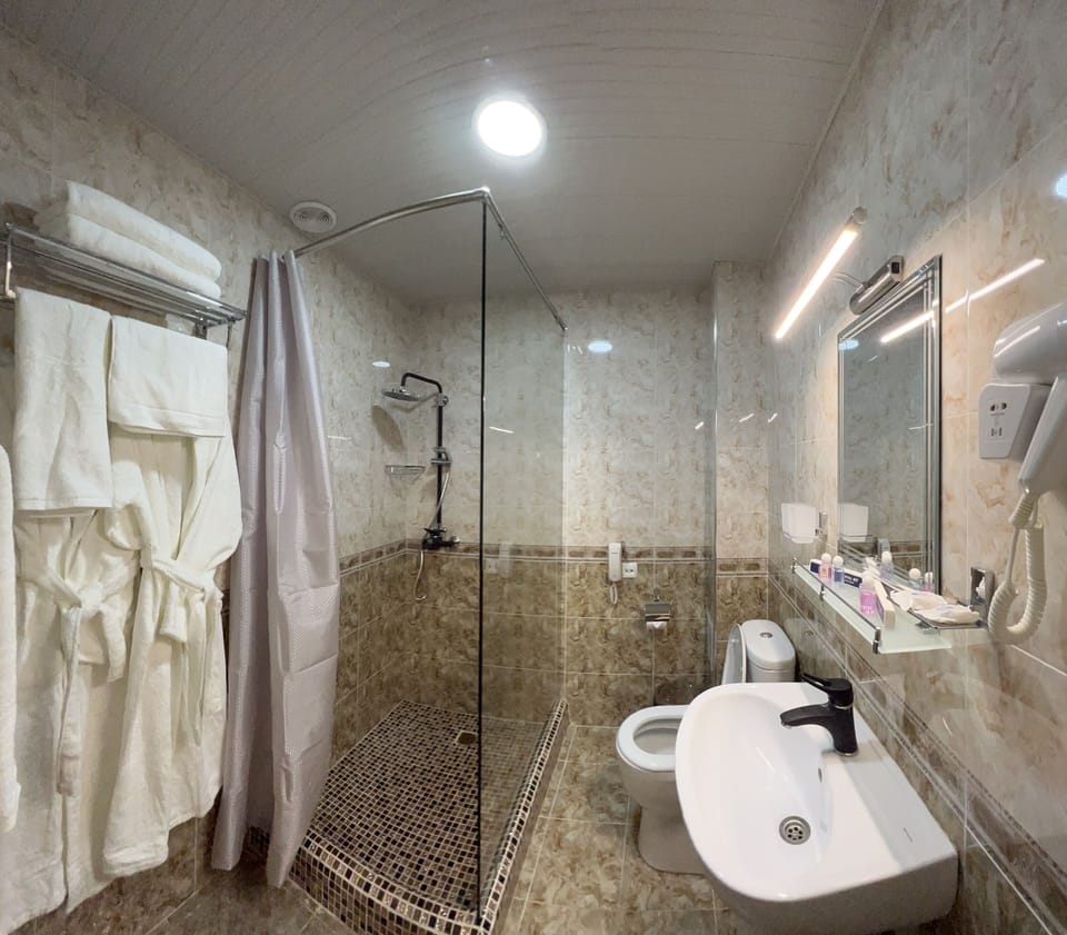 Standard Single Room | Bathroom | Shower, rainfall showerhead, free toiletries, hair dryer