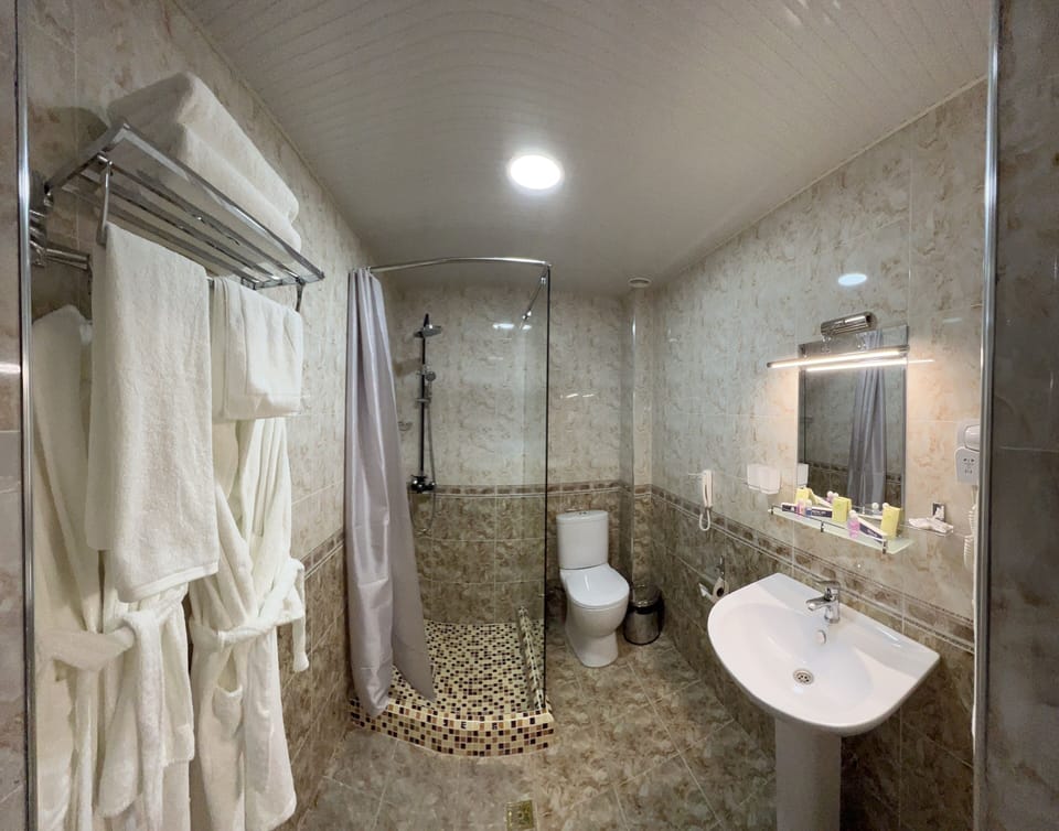 Shower, rainfall showerhead, free toiletries, hair dryer