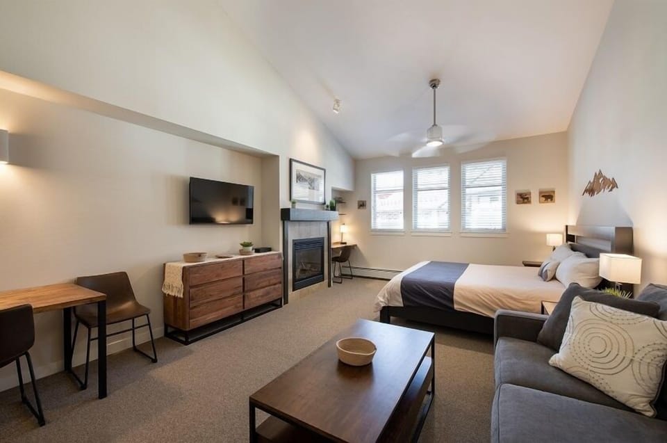 Sixth Floor Studio with Village and Mountain View - Fraser Crossing/Founders Pointe Premium-Rated 4669 Apartment in Winter Park