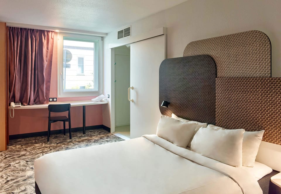 Double Room, Mobility Accessible, Non Smoking | In-room safe, desk, soundproofing, iron/ironing board