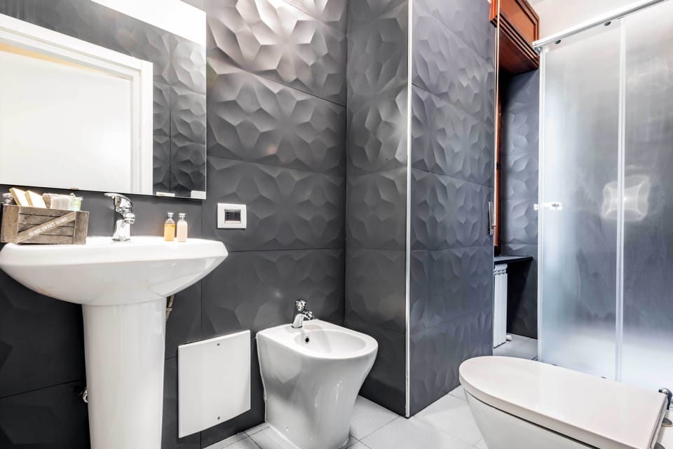 Basic Double Room | Bathroom | Hair dryer, bathrobes, bidet, towels