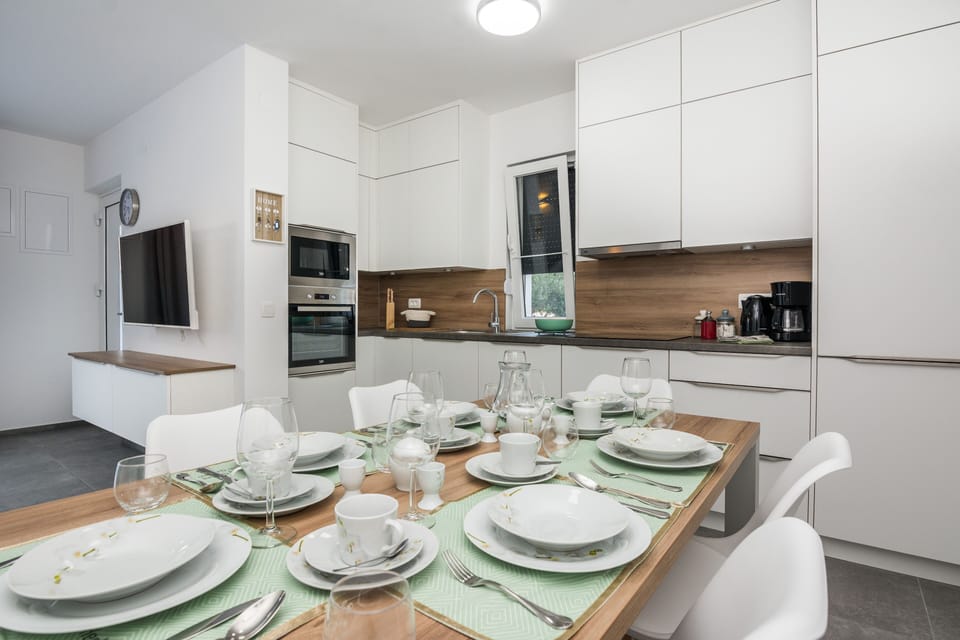 Deluxe Apartment A1 | Dining room