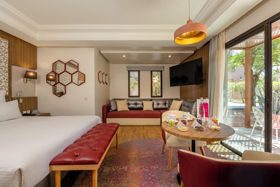 Premium bedding, in-room safe, laptop workspace, blackout drapes