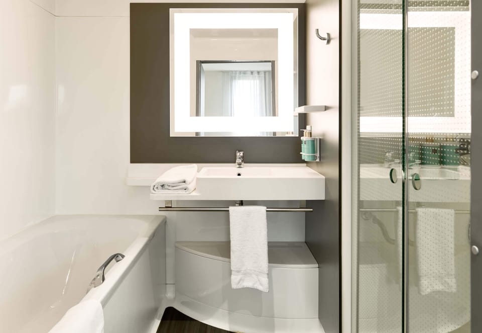 Comfort Double Room | Bathroom | Separate tub and shower, free toiletries, hair dryer, towels