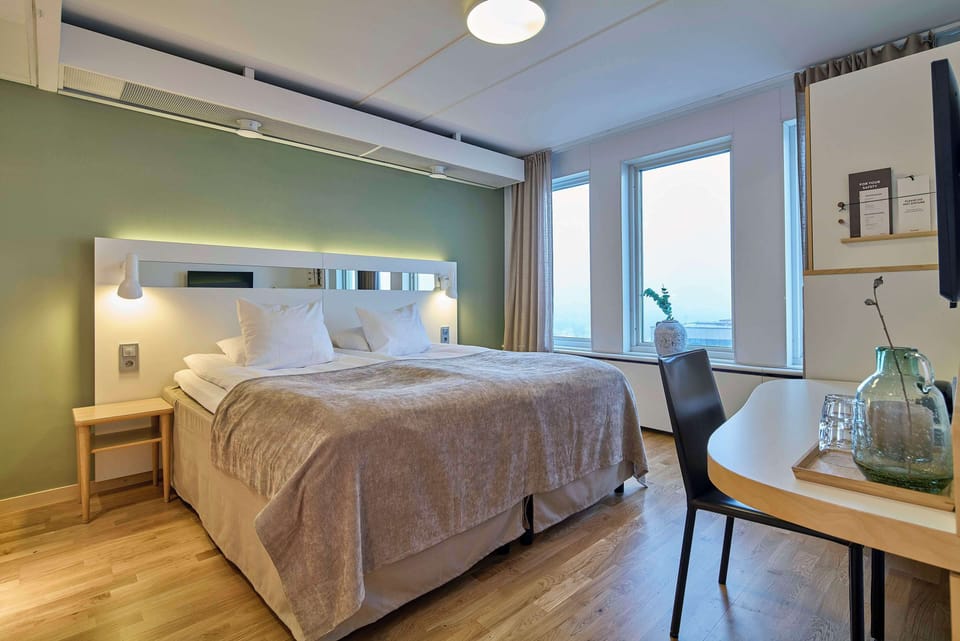 Suite (Master) | Desk, laptop workspace, cribs (free), WiFi (free)