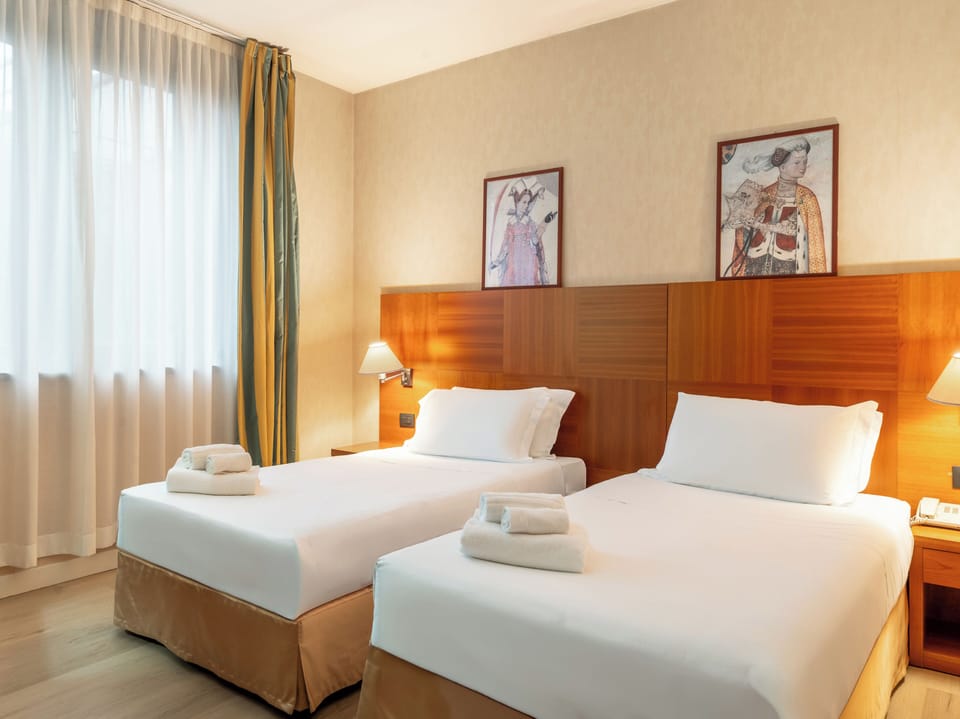 Standard Room, 2 Twin Beds, Non Smoking | Down comforters, minibar, in-room safe, desk