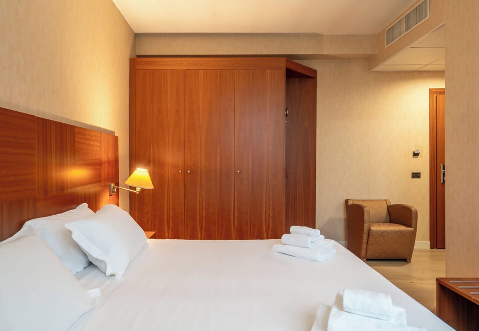 Standard Room, 1 Queen Bed, Non Smoking | Down comforters, minibar, in-room safe, desk