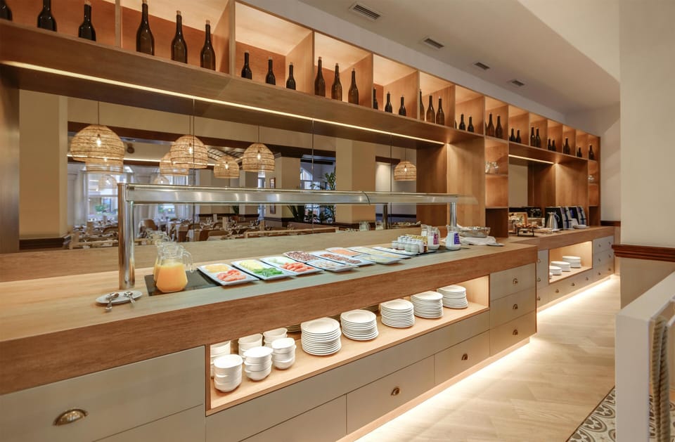 4 restaurants; breakfast and dinner served