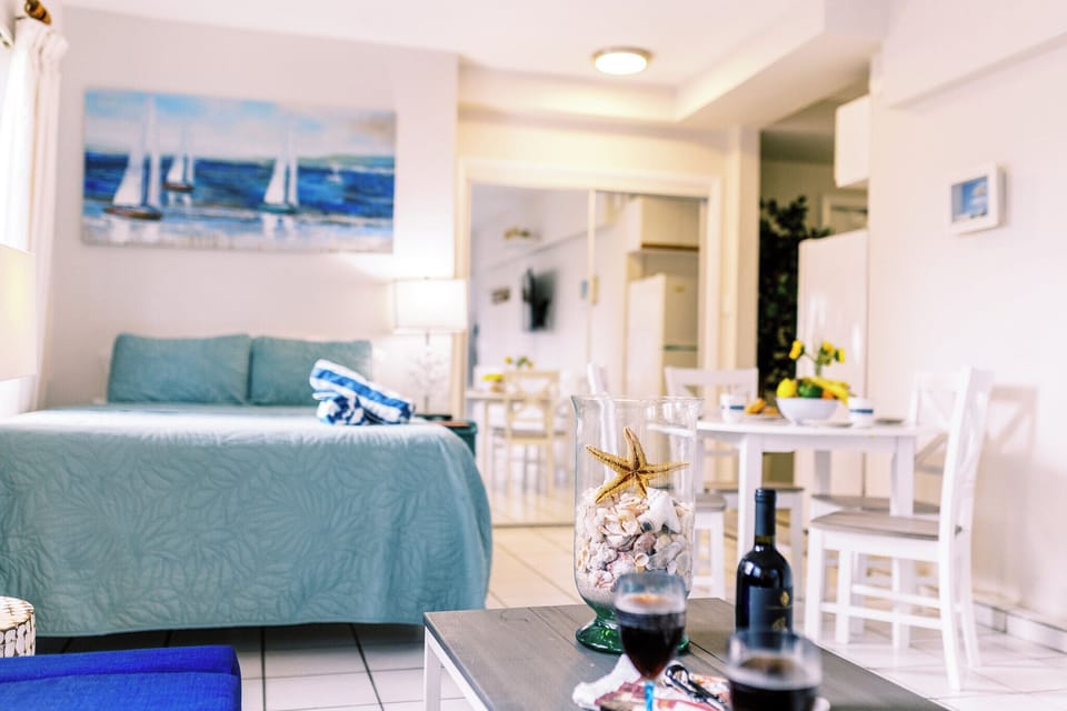 Superior Queen Studio w/ Kitchen & Sofa Bed | Pillowtop beds, iron/ironing board, WiFi (free), bed sheets
