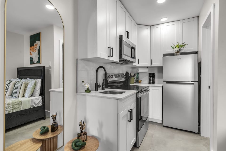 Standard Full Bed Studio with Kitchen & Sofa | Private kitchen | Fridge, microwave, stovetop, toaster