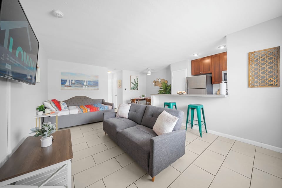 Superior Queen Studio w/ Kitchen & Futon | Soundproofing, free WiFi, bed sheets