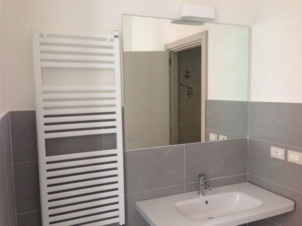 Shower, free toiletries, hair dryer, bidet