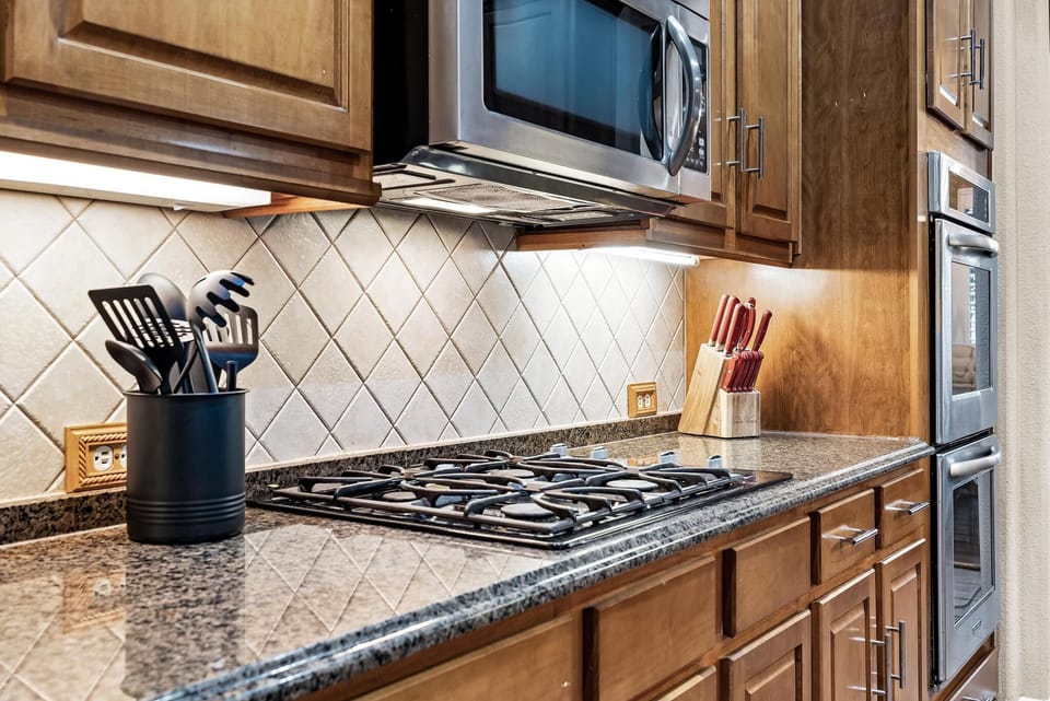 Gas range/microwave/double oven/griddles/pots/pans/c-sheets/strainers, etc. 