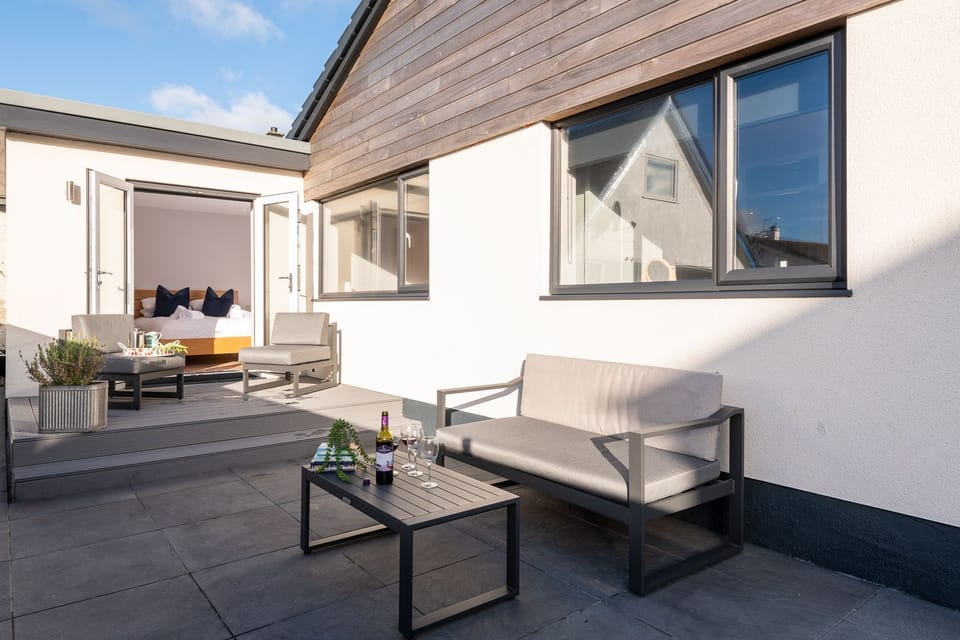 Stone's Throw - Decking - Rhosneigr