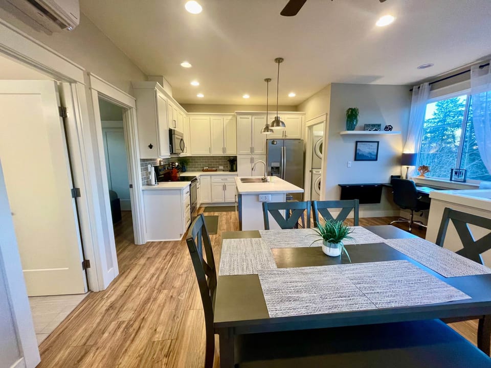 Full Kitchen and Dining area