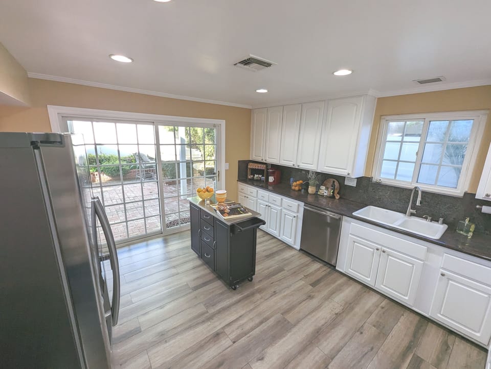 Kitchen - Lots of Space for entertaining. Toaster/AirFryer. Lots of Cabinets.