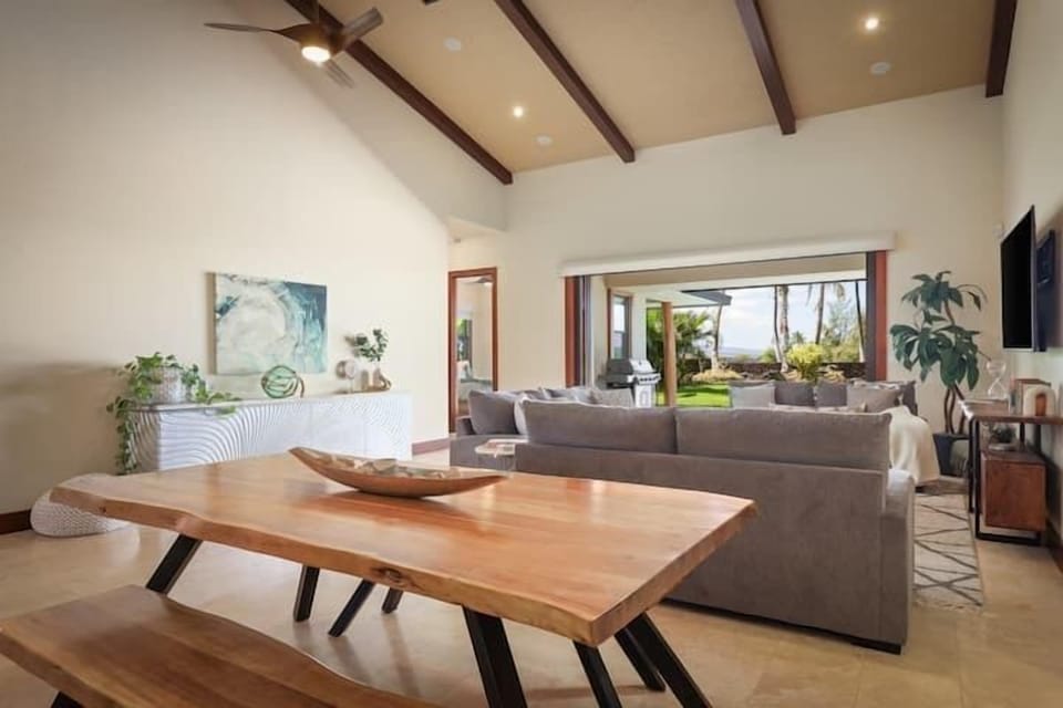(6)Plenty of indoor/outdoor Dining Space 