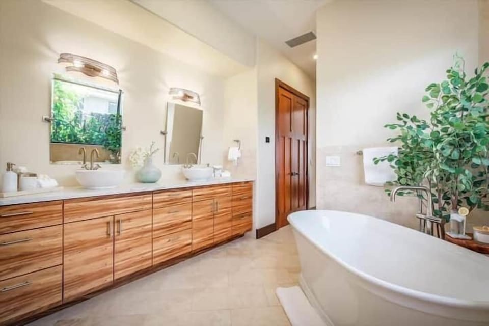 (26)Makai Master Bathroom With Large Tub