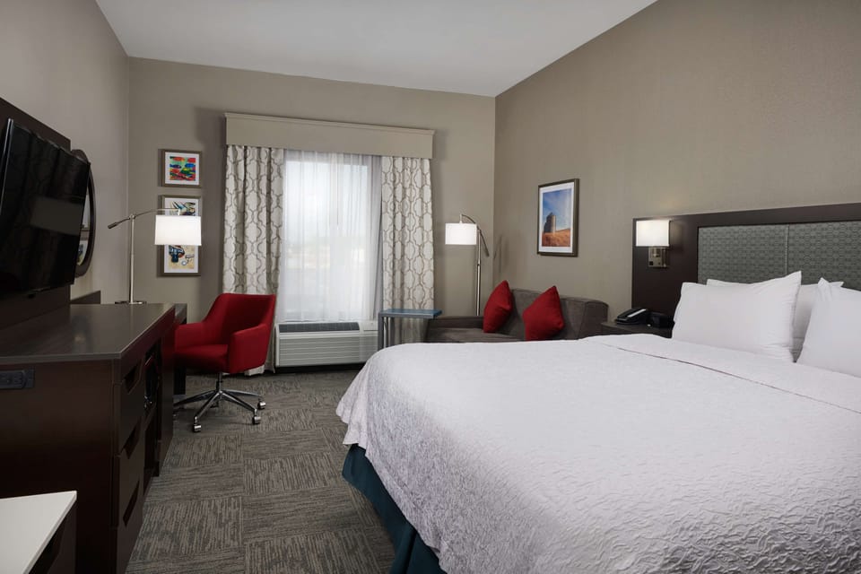 One king study sofabed nosmok | In-room safe, desk, iron/ironing board, free WiFi