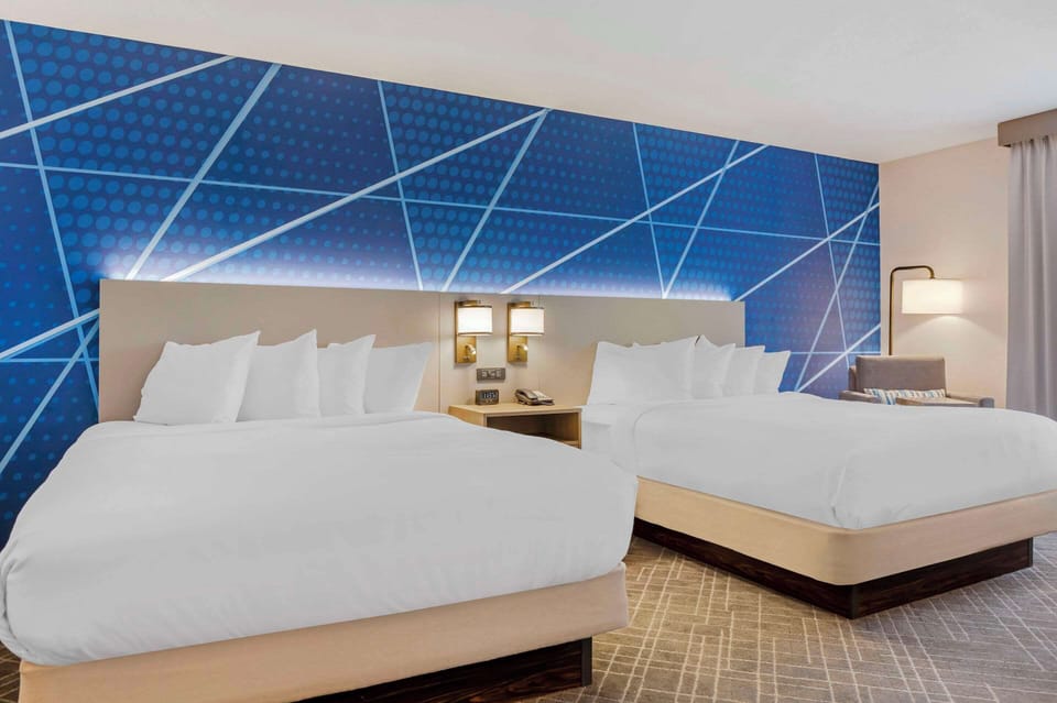 Deluxe Suite, Multiple Beds, Non Smoking | Premium bedding, pillowtop beds, in-room safe, desk