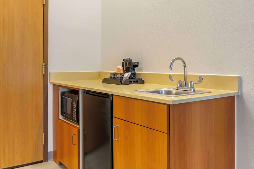 Deluxe Suite, 2 Queen Beds, Non Smoking | Premium bedding, pillowtop beds, in-room safe, desk