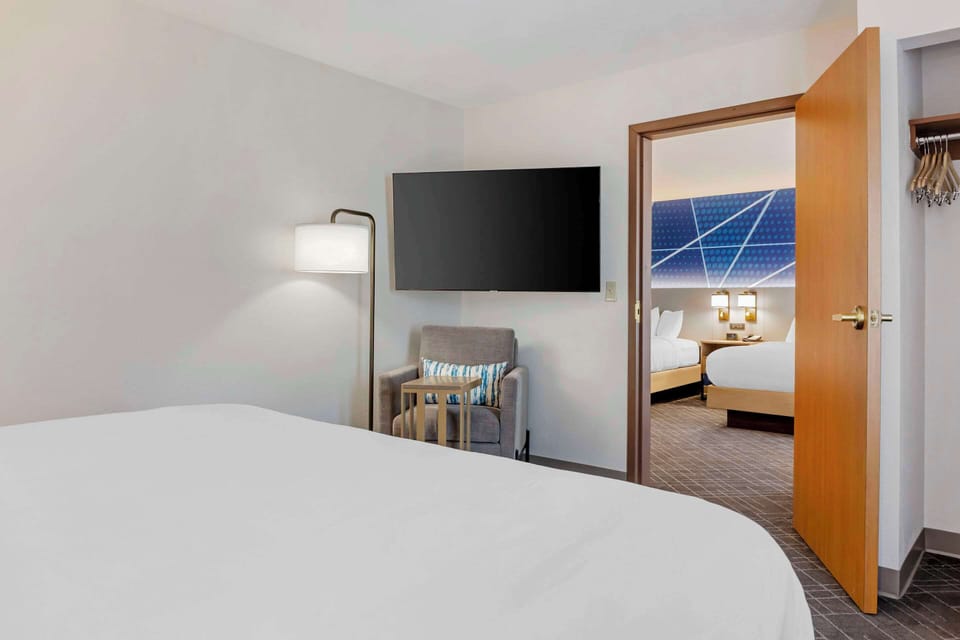 Deluxe Suite, Multiple Beds, Non Smoking | Premium bedding, pillowtop beds, in-room safe, desk