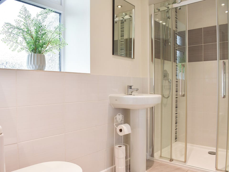 En-suite | High Dale Cottage, Bellerby, near Leyburn