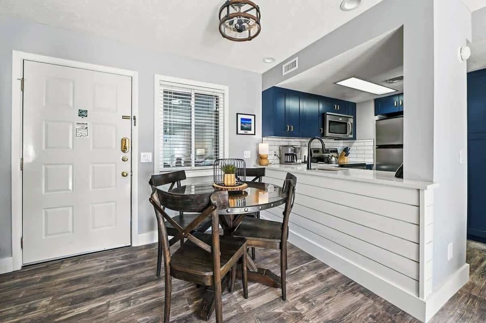 Dining Area w/ Kitchen Layout