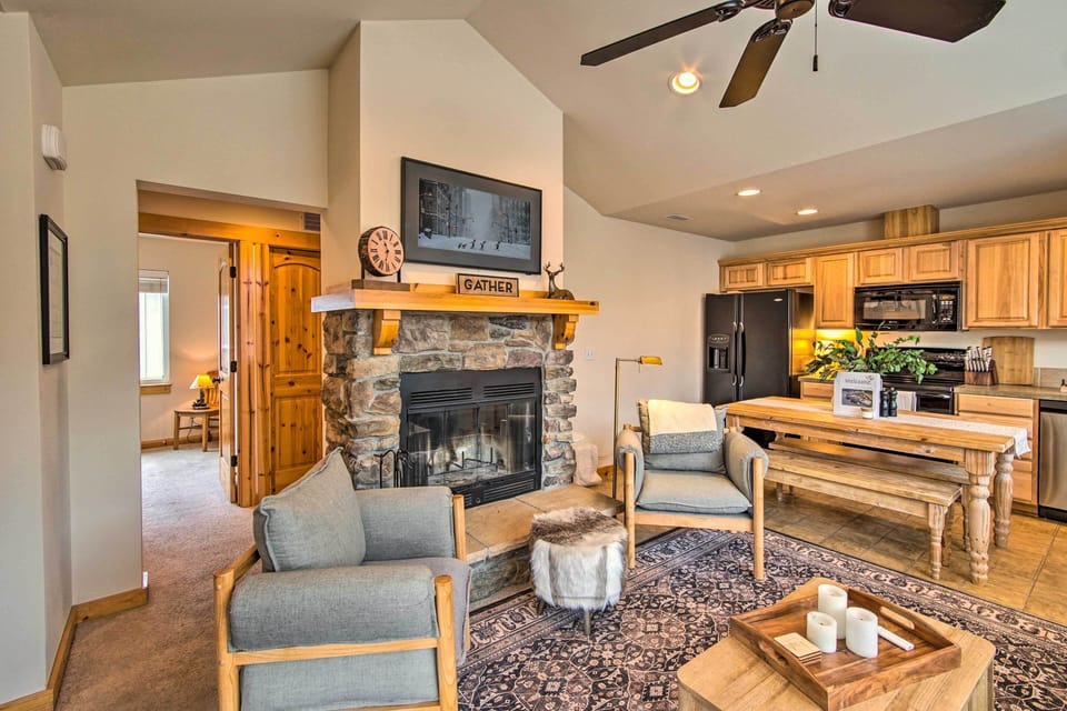Living Room | Wood-Burning Fireplace | Smart TV | Central Air Conditioning