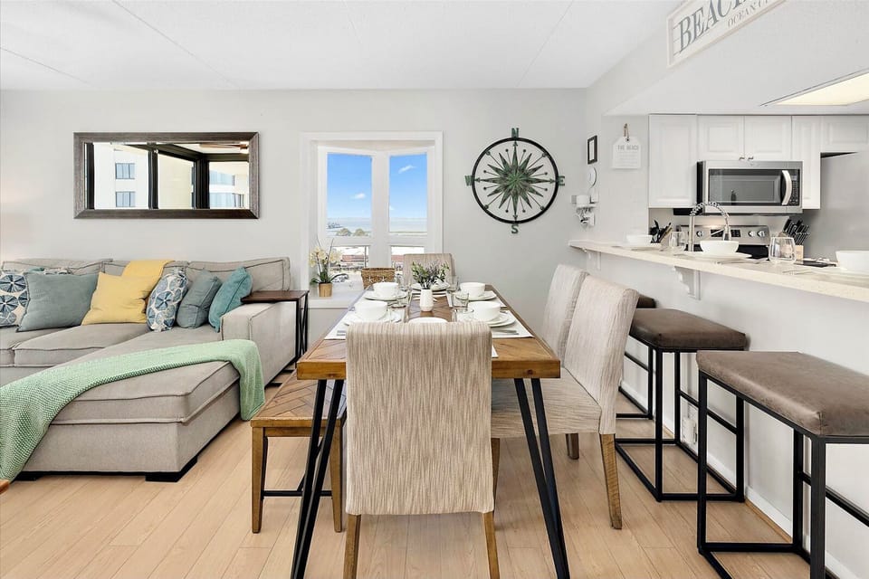 Only an End-unit will have view of the bay from the dining area.