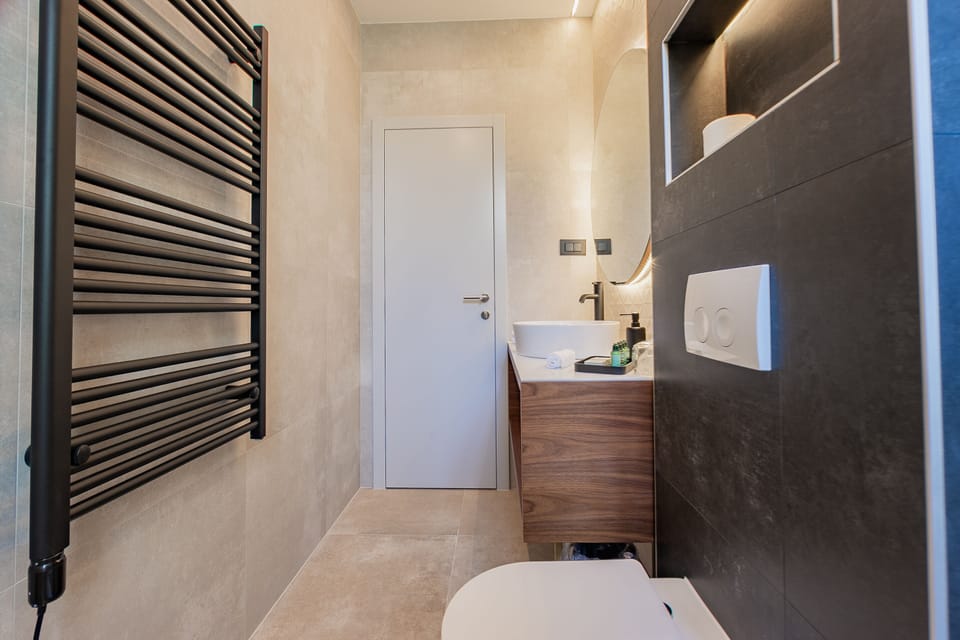 Deluxe Double Room | Bathroom | Shower, rainfall showerhead, free toiletries, hair dryer
