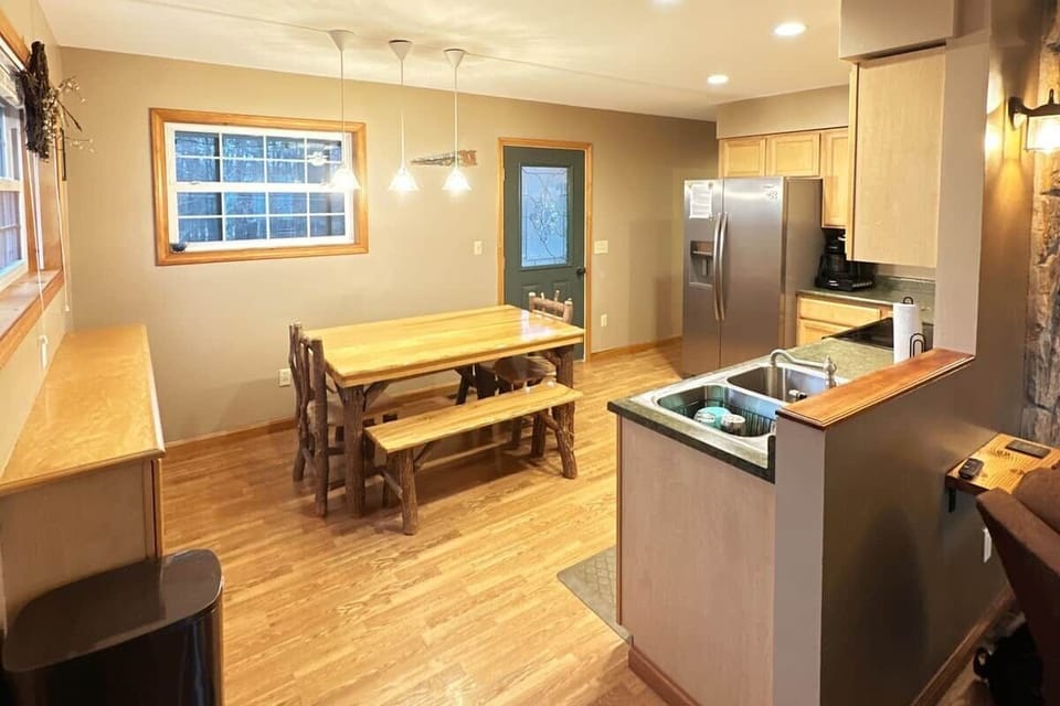 Looking into the fully stocked eat-in kitchen with seating for six adults. 