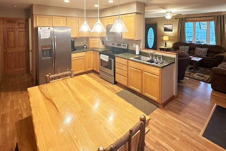 The eat-in kitchen has everything needed to cook any meal you plan. 