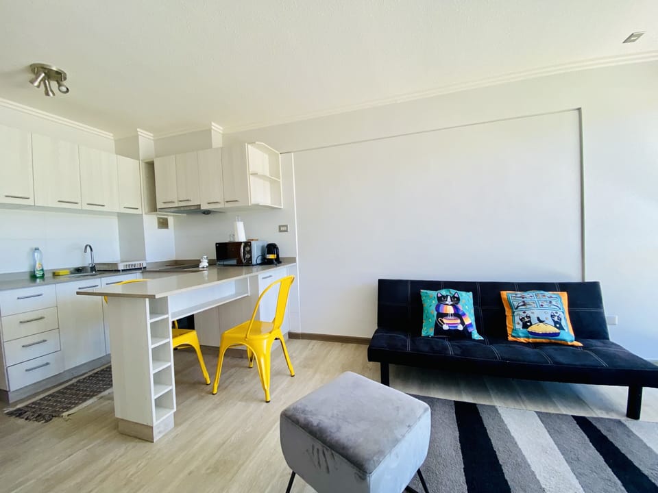 Standard Studio | Living area | 32-inch Smart TV with cable channels, TV