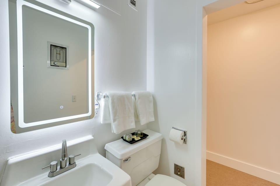 Full Bathroom | Towels Provided | Complimentary Toiletries | Shower/Tub Combo