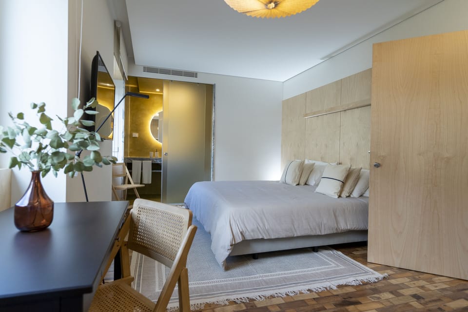 Romantic Studio | Soundproofing, travel crib, free WiFi, bed sheets
