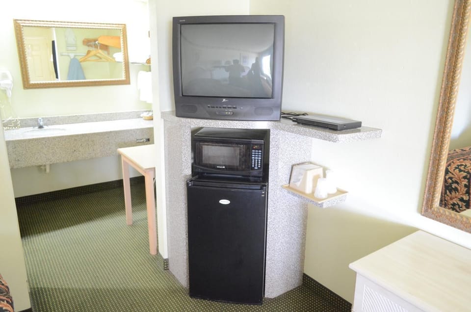 Fridge, microwave