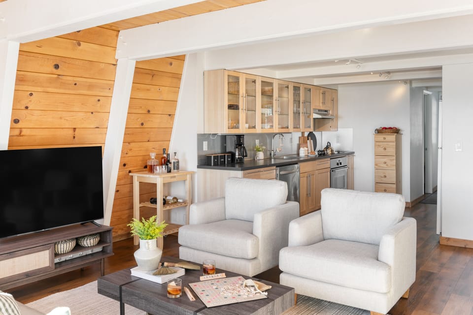 Living room and kitchen (Tahoe B).