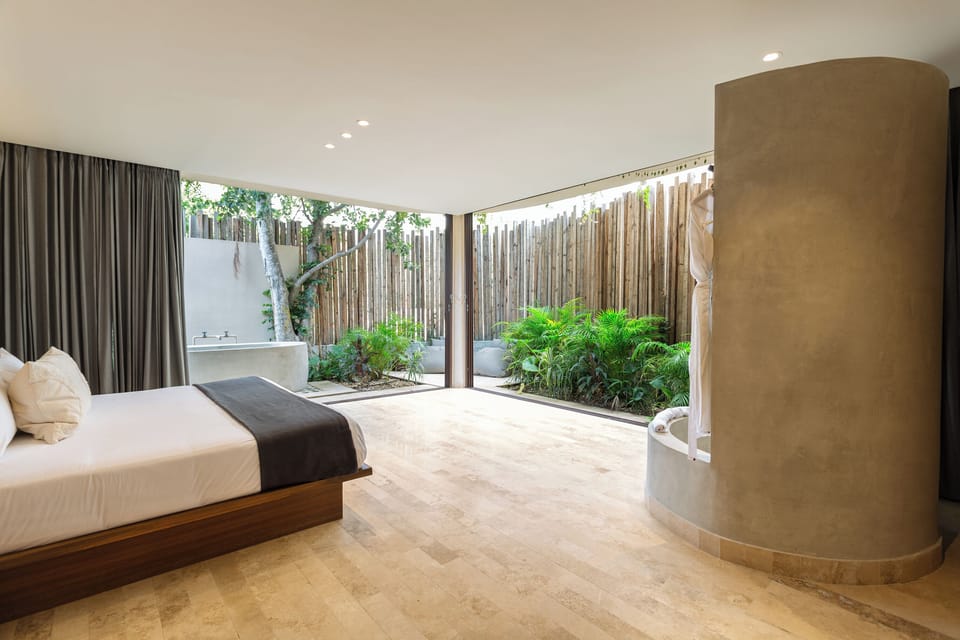 Deluxe Suite room | Premium bedding, minibar, desk, iron/ironing board