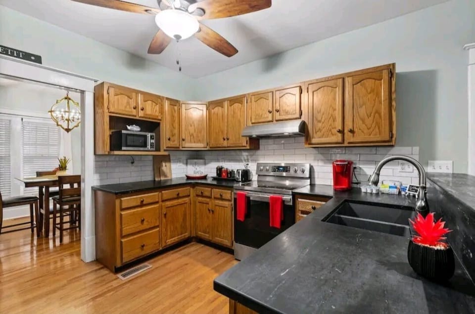 FULLY EQUIPPED KITCHEN 