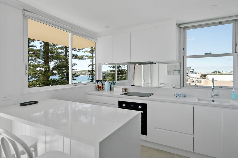 Fully equipped kitchen with breakfast bar