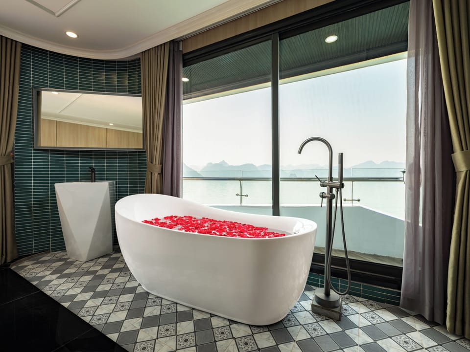 Shower, hydromassage showerhead, free toiletries, hair dryer