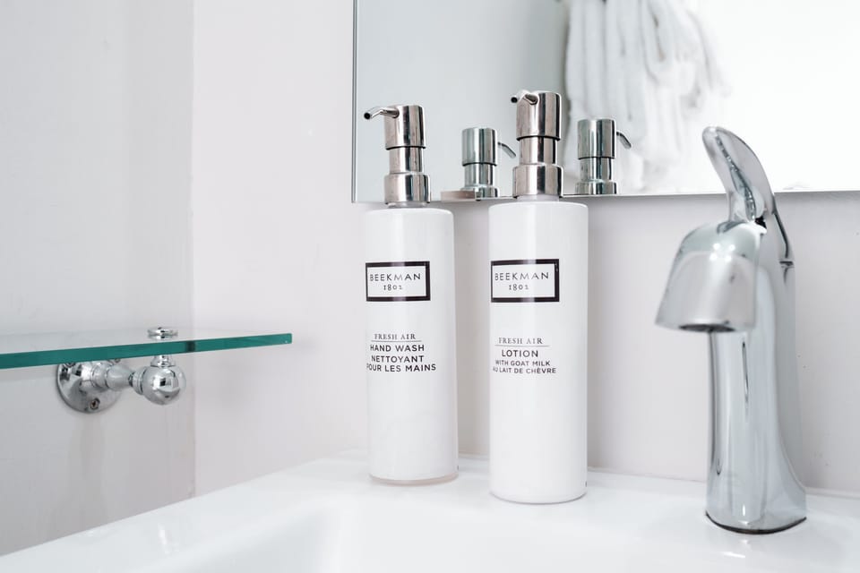 Combined shower/tub, free toiletries, hair dryer, towels
