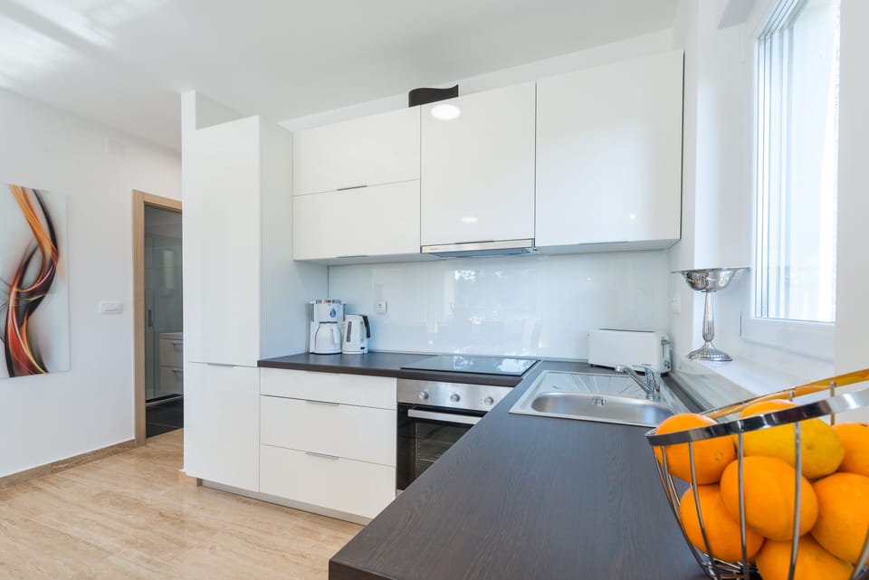 Comfort Apartment A1 | Private kitchen | Fridge, microwave, oven, stovetop