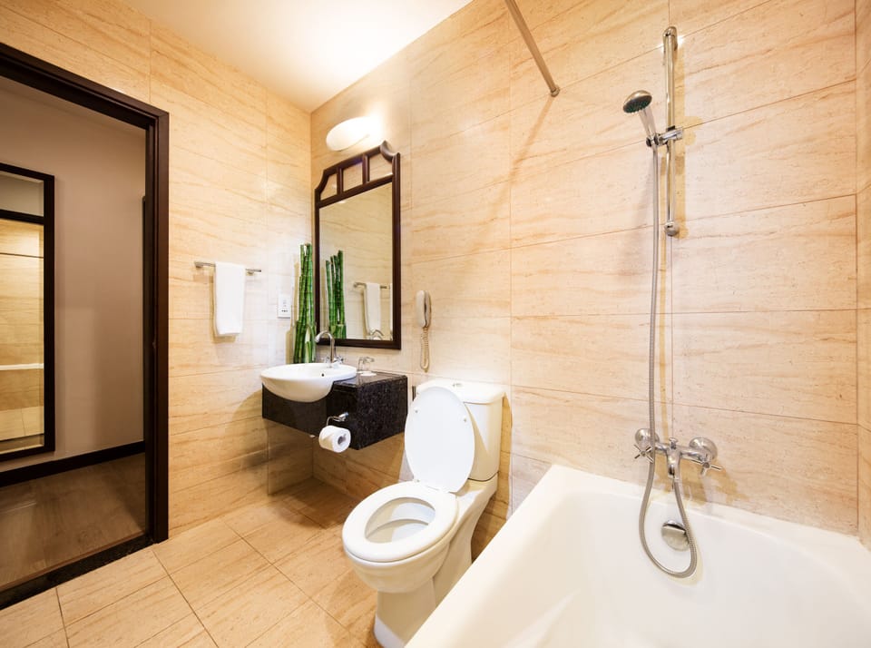 Premier Double Room (Weekend Saver) | Bathroom | Combined shower/tub, rainfall showerhead, free toiletries, hair dryer