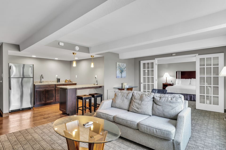 Honeymoon Suite | Premium bedding, down comforters, pillowtop beds, in-room safe