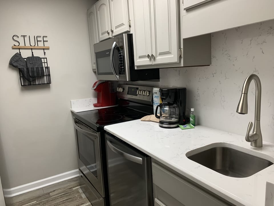 Condo, 2 Bedrooms (103) | Private kitchen | Fridge, microwave, oven, stovetop