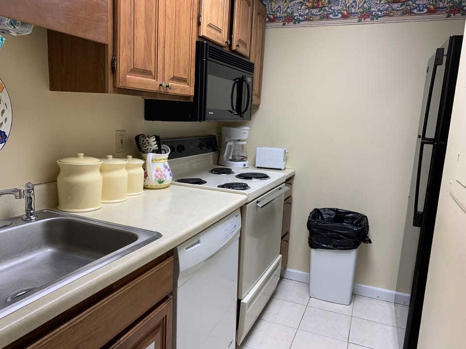 Condo (102) | Private kitchen | Fridge, microwave, oven, stovetop