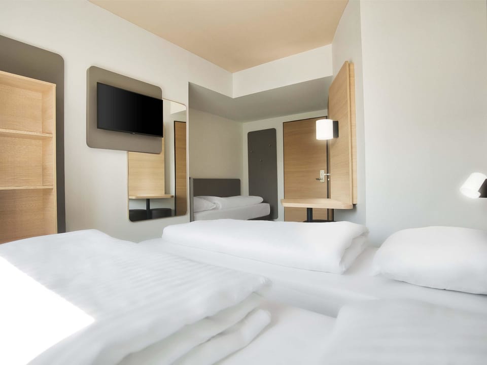 Triple Room | Desk, WiFi (free), bed sheets