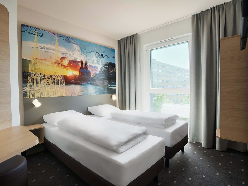 Twin Room | Desk, WiFi (free), bed sheets